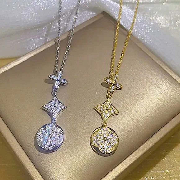 Gold Flour Leaf Clover Cubic Zircon Necklace - Picture 6 of 6